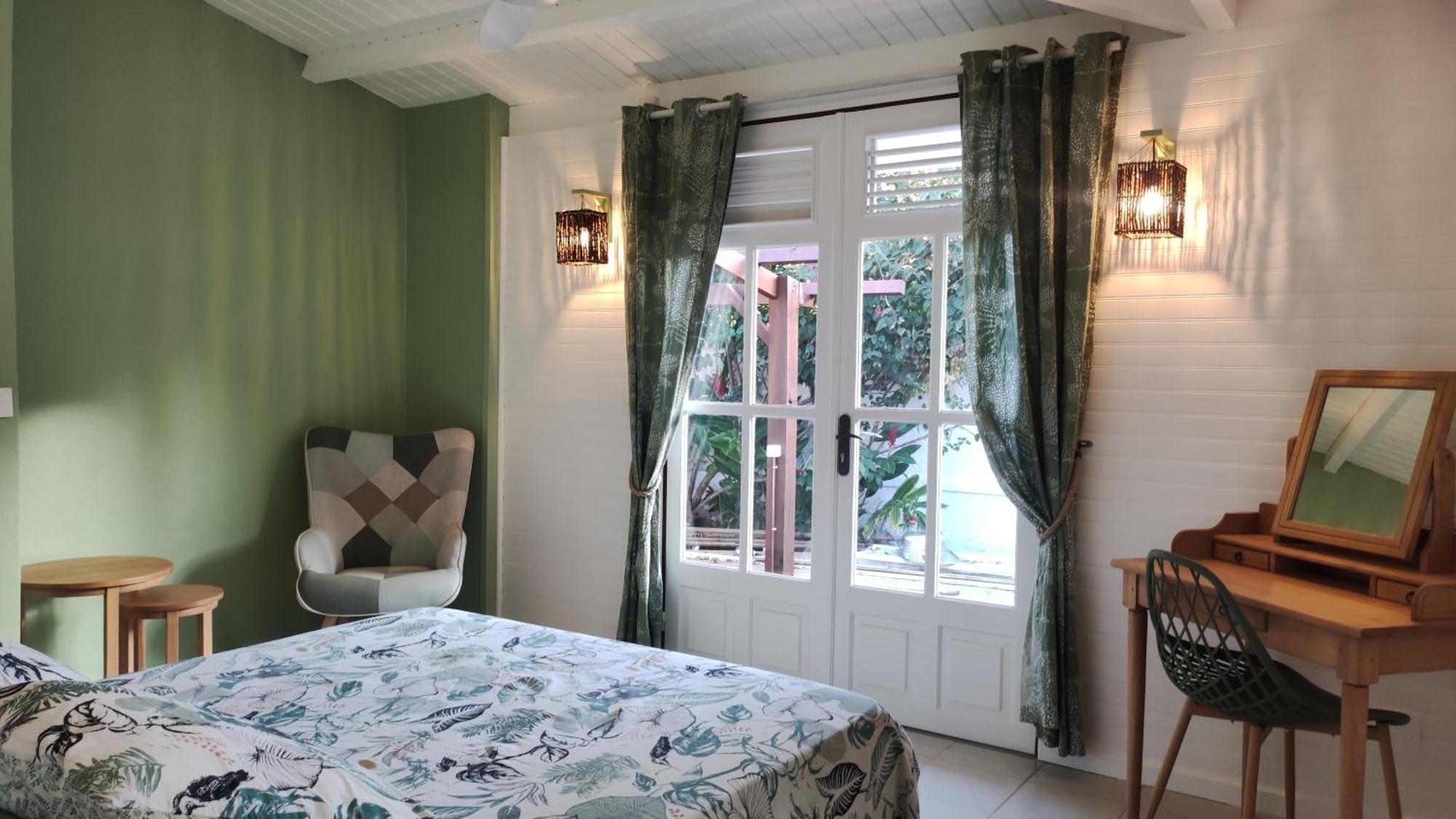 Les Coulirooms - Suite Avec Jacuzzi Et Grande Terrasse Sainte-Anne  Bagian luar foto