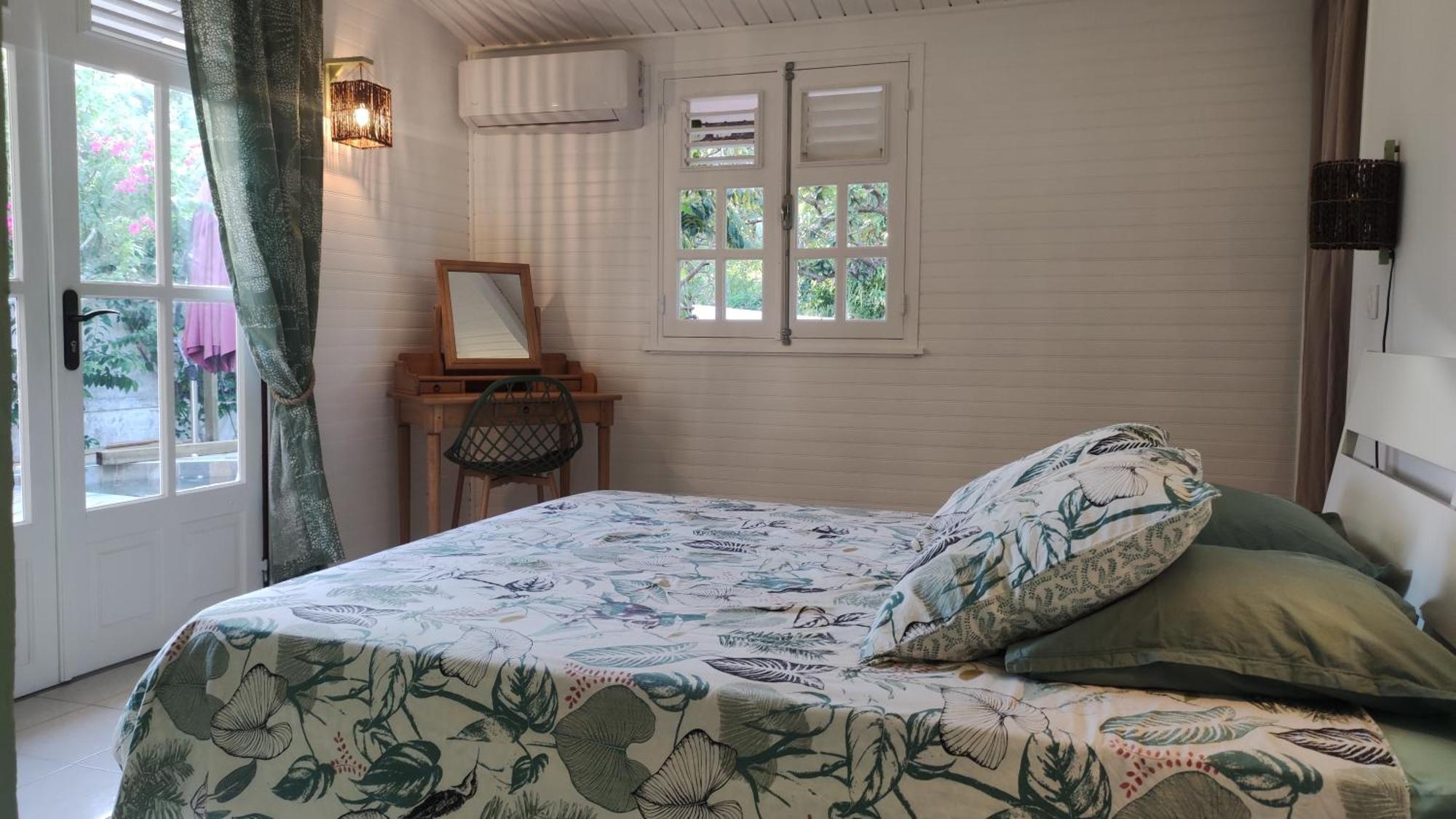 Les Coulirooms - Suite Avec Jacuzzi Et Grande Terrasse Sainte-Anne  Bagian luar foto